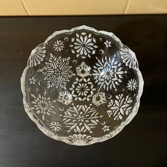Crystal candy bowl with carved snowflakes - Picture 3 of 6